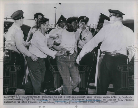 1958 Press Photo Stone throwing by strikers at International Harvester - Historic Images