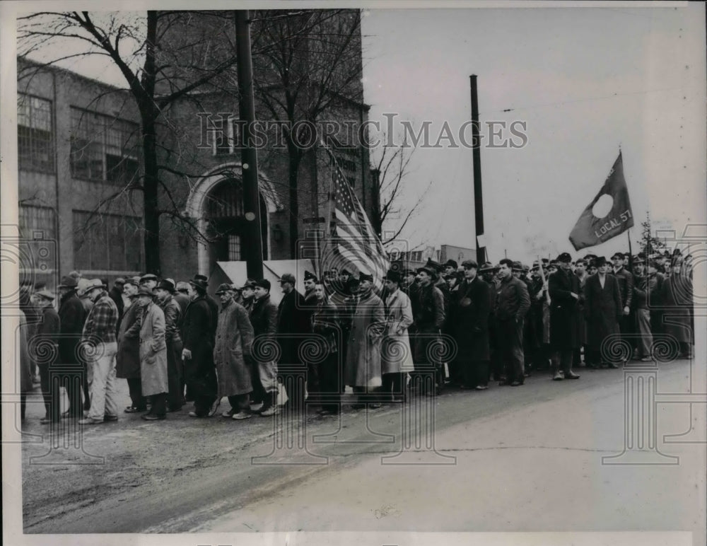 1941 Press Photo Members of the CIO Automobile Workers&#39; Union form picket and - Historic Images