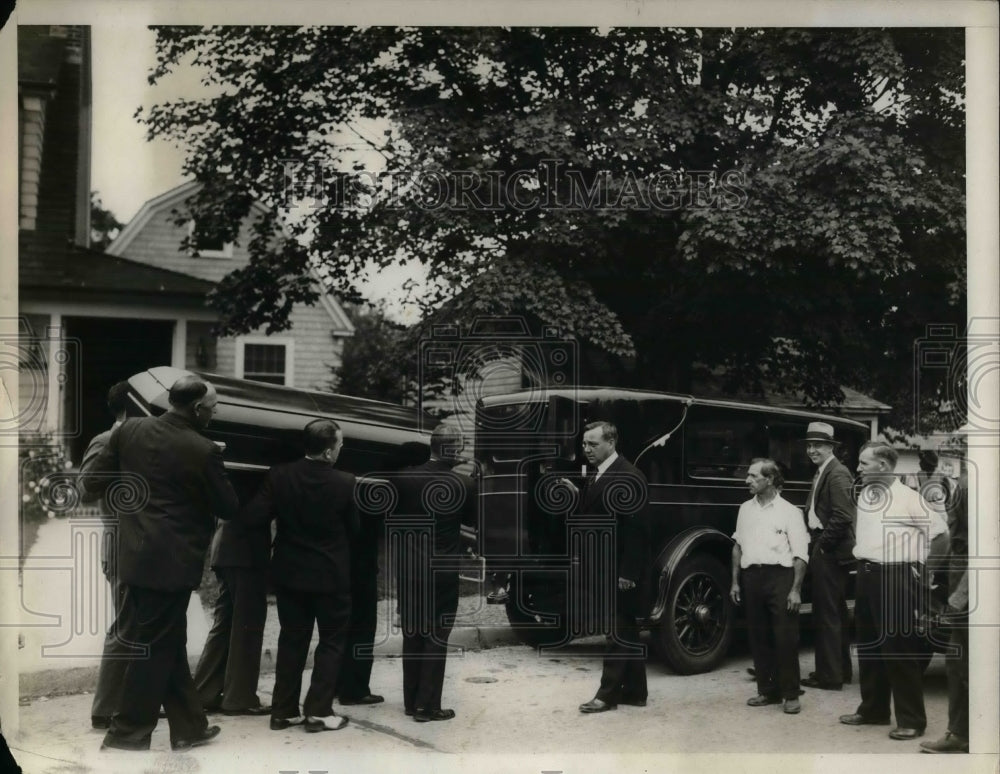 1931 Press Photo L. J. Huntington&#39; coffin placed into the hearse - Historic Images