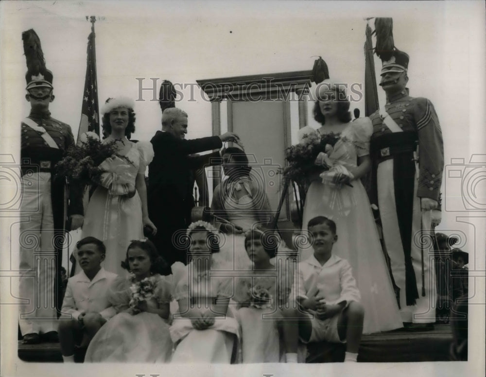 1939 Press Photo Gov. James Price crowned Genevieve Garner as Queen Shenandoah-Historic Images