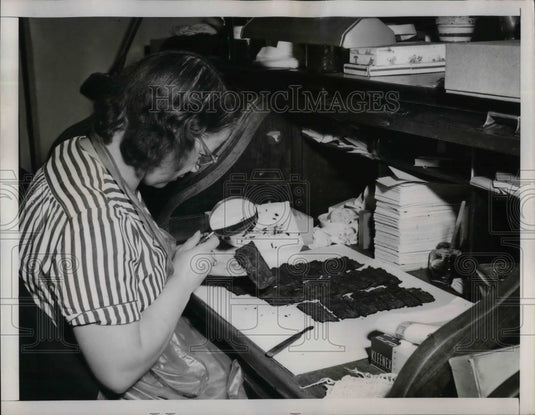1948 Press Photo Mrs Blanche Parkhurst at Dept of Treasury Redemption Div. - Historic Images