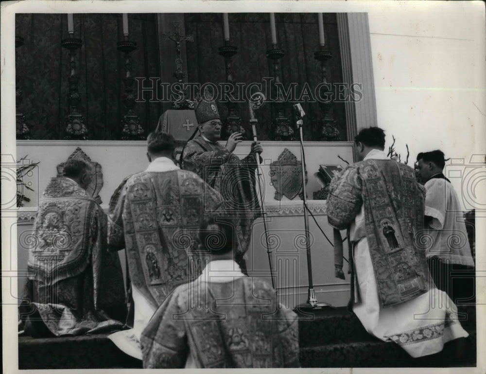 1938 Press Photo Bishop Schrembs giving Mass - nea26991 - Historic Images