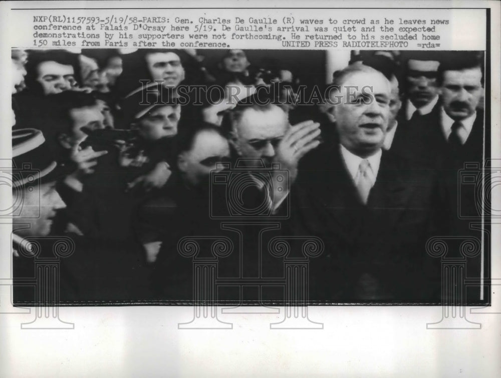 1958 Press Photo Gen Charles De Gaulle Waves After News Conference - nea27043 - Historic Images