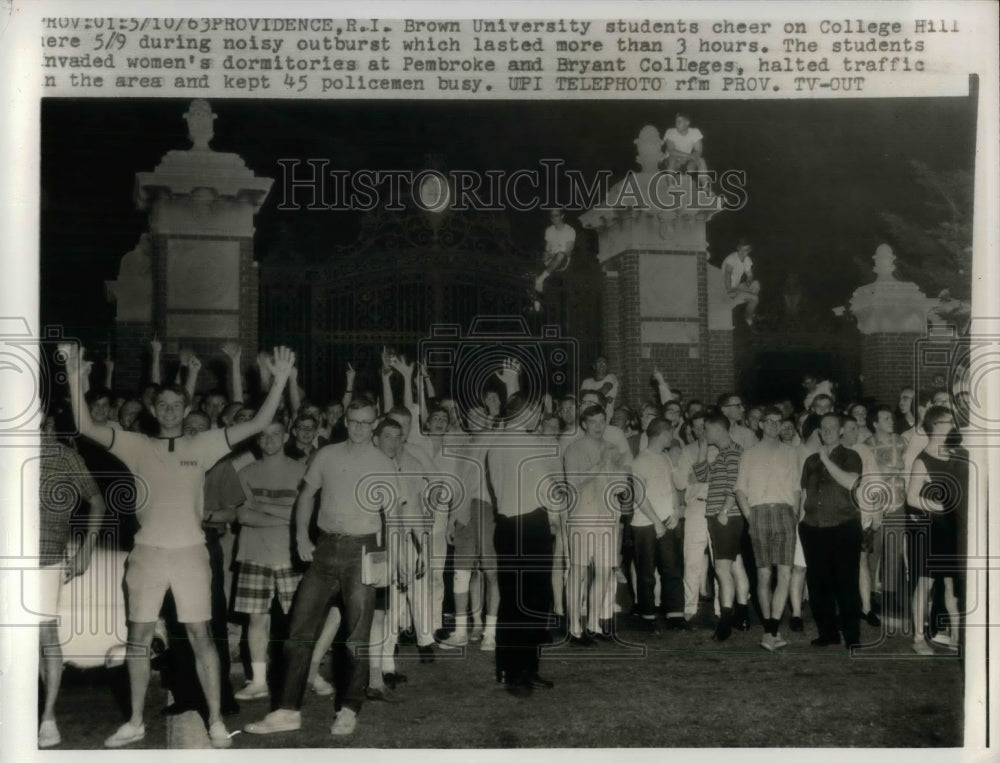 1963 Press Photo R.I. Brown Universtiy Students cheer on College Hill - Historic Images