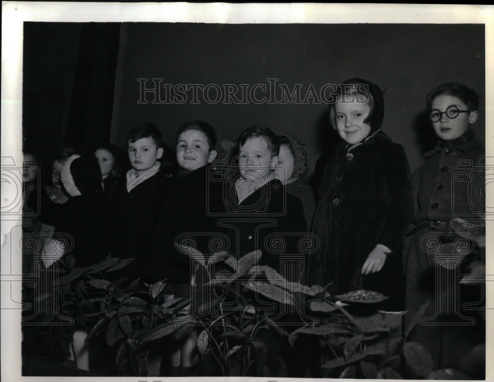 1945 Goodies Store french Kids Christmas Party - Historic Images
