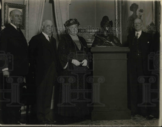 1923 Press Photo Presentation of Joan De Arc Bust to Smithsonian Institute Mrs - Historic Images