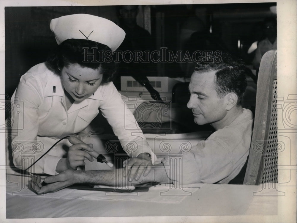 1944 Press Photo Pfc. Alfred D. Russo, Nurse Lt. Peggy Jiller - nea27281 - Historic Images