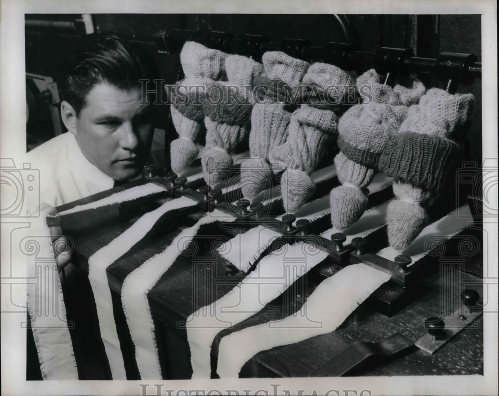 1948 Press Photo Technician observing automates wear test on mens socks. - Historic Images