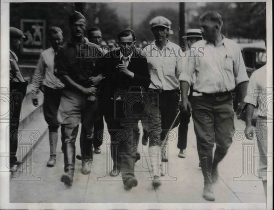 1932 George Hart being taken into custody  - Historic Images