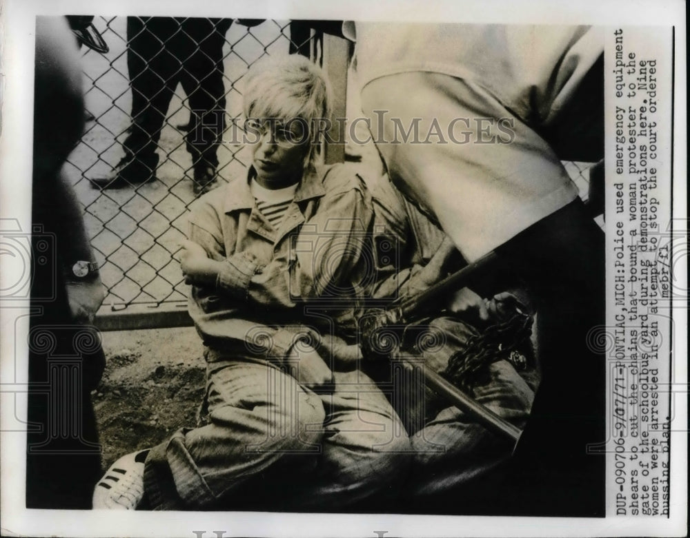 1971 Press Photo police removing protester from school bus yard gate - Historic Images