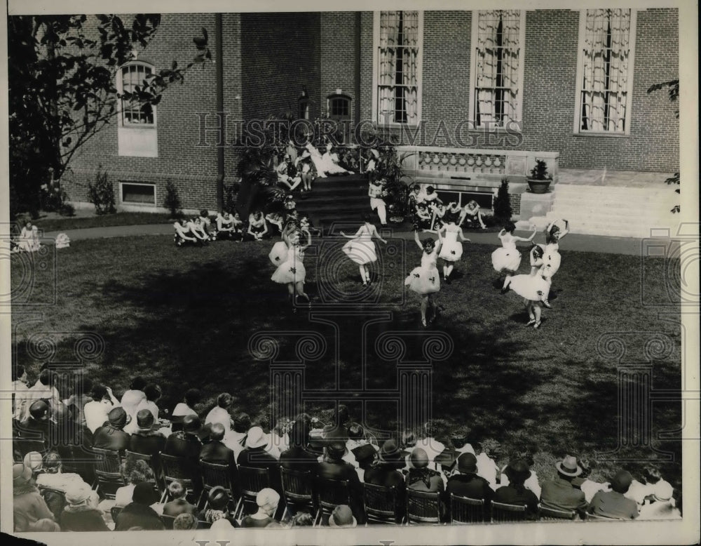 1929 Press Photo Flower girls dancing before the Queen at May Day Festival at - Historic Images