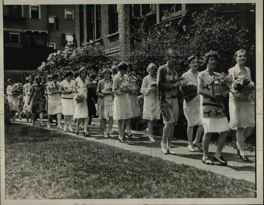 1929 Senior Class Flower girls offers the Queen flowers at May Day - Historic Images