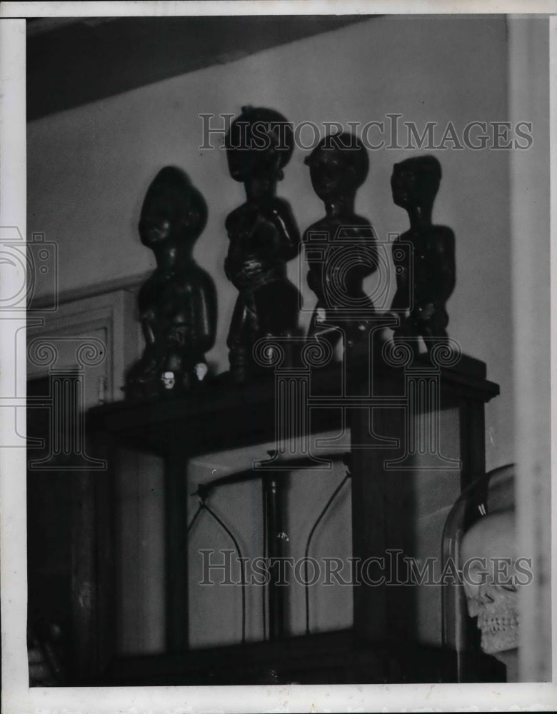 1944 Press Photo Sculpted Figurines, Dr. Bernie Cooper - Historic Images