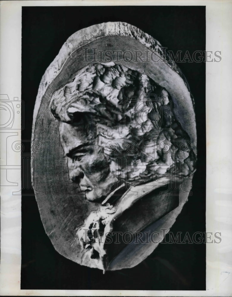 1970 Press Photo Basrelief of Beethoven, carved from Boxwood by Arsen Pochkhua.-Historic Images