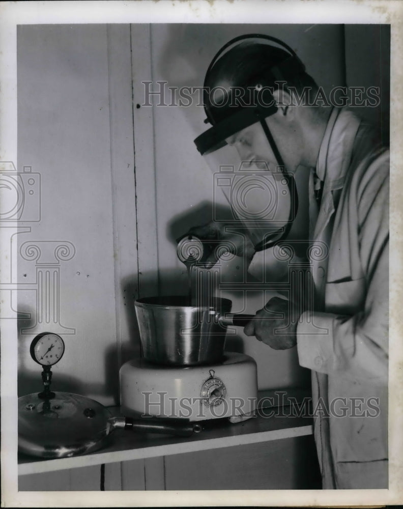 1947 Press Photo Engieer poring tomato soup into Pressure cooker US testing Co - Historic Images