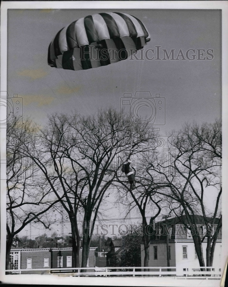 1958 Press Photo Santa Claus Arrives In Community By Parachute-Historic Images