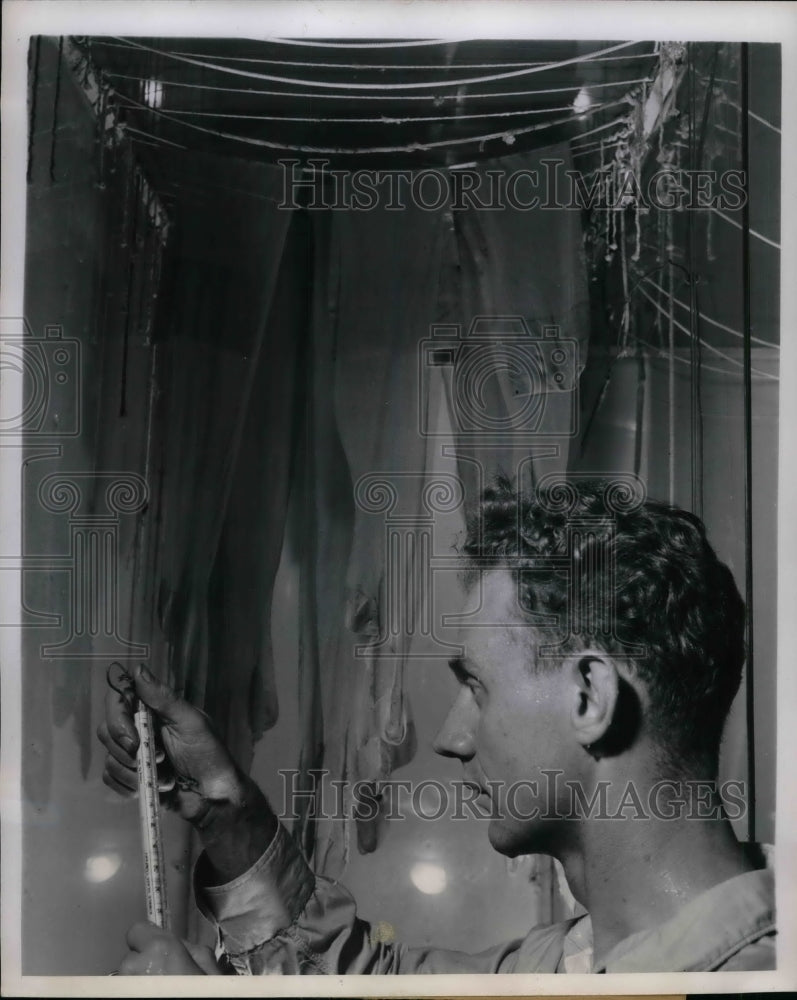 1947 Press Photo A technician testing clothing in a humid lab.-Historic Images