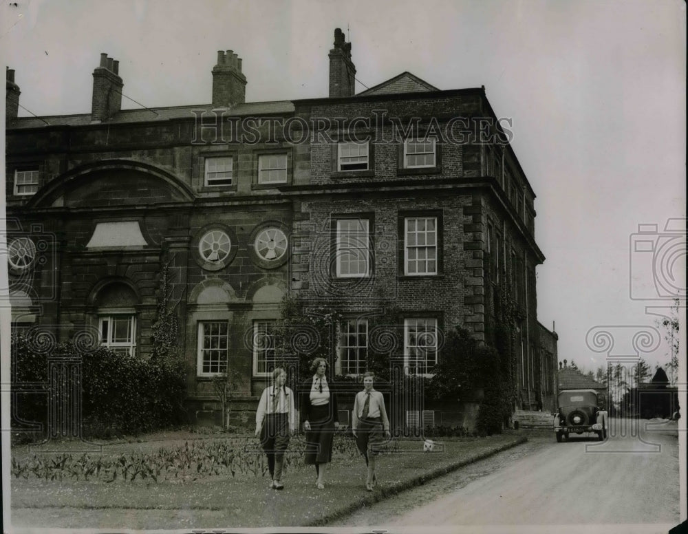 1935 Press Photo Lady and Daughters at The Old Hall, London, England-Historic Images