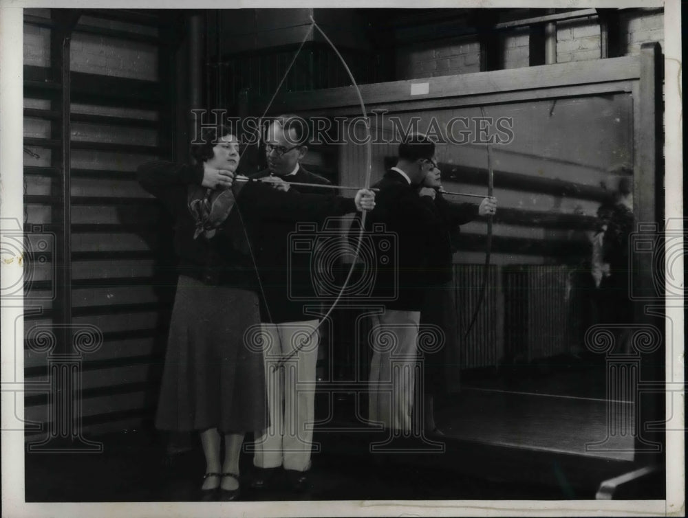 1931 Press Photo Phillip Rounsevelle Teaches Archery To Claudine Lahore - Historic Images