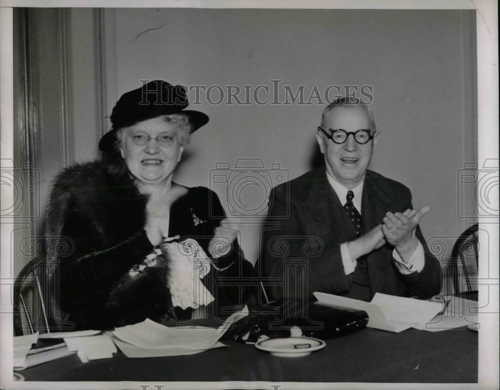 1937 Mrs.John E.Hillman &amp; Ralph Williams in G.O.P meeting in Chicago - Historic Images