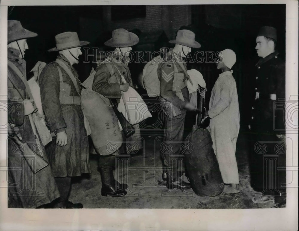 1940 Press Photo Australian Troops Greet Egyptians As They Arrive In Suez - Historic Images