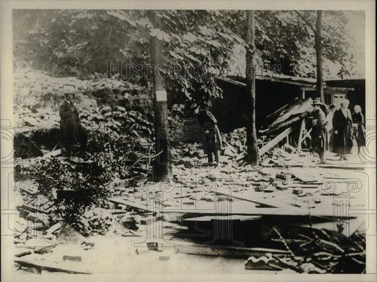 1926 Press Photo Relatives Seek Dead From Cloudburst Waltersdorf Lock, Germany - Historic Images