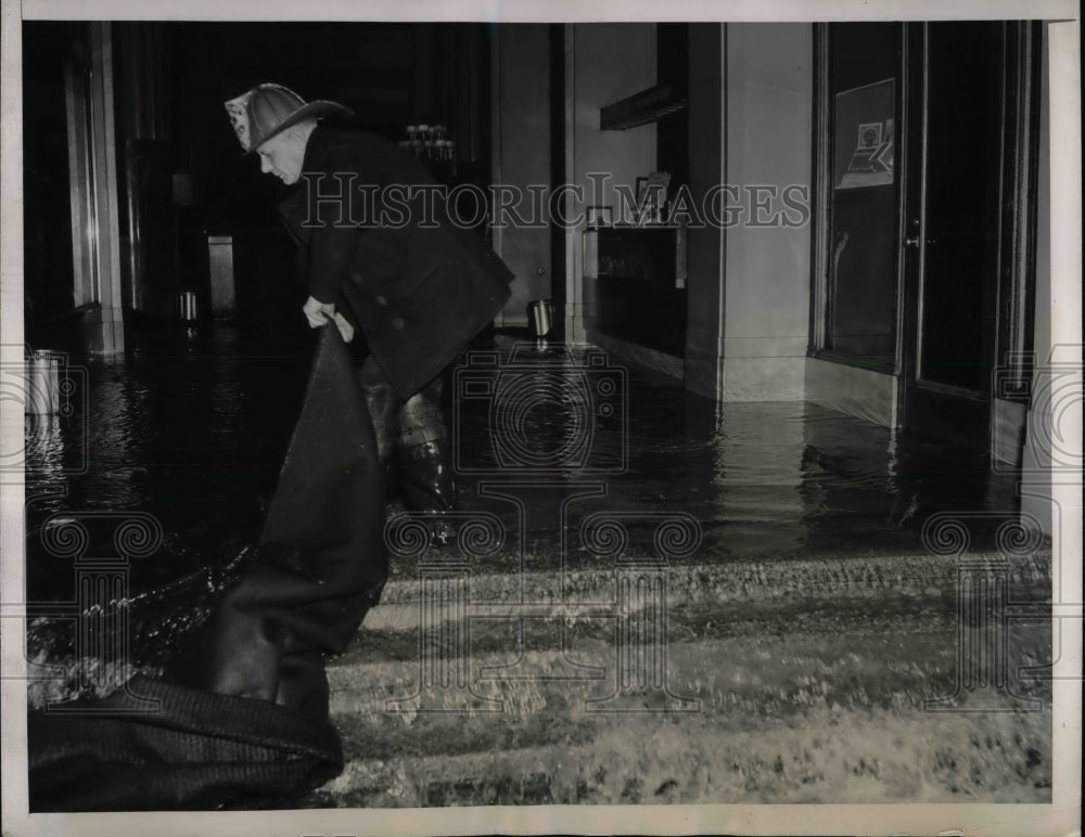 1944 Press Photo Firefighter Inside Pennsylvania Hotel After Flood-Historic Images