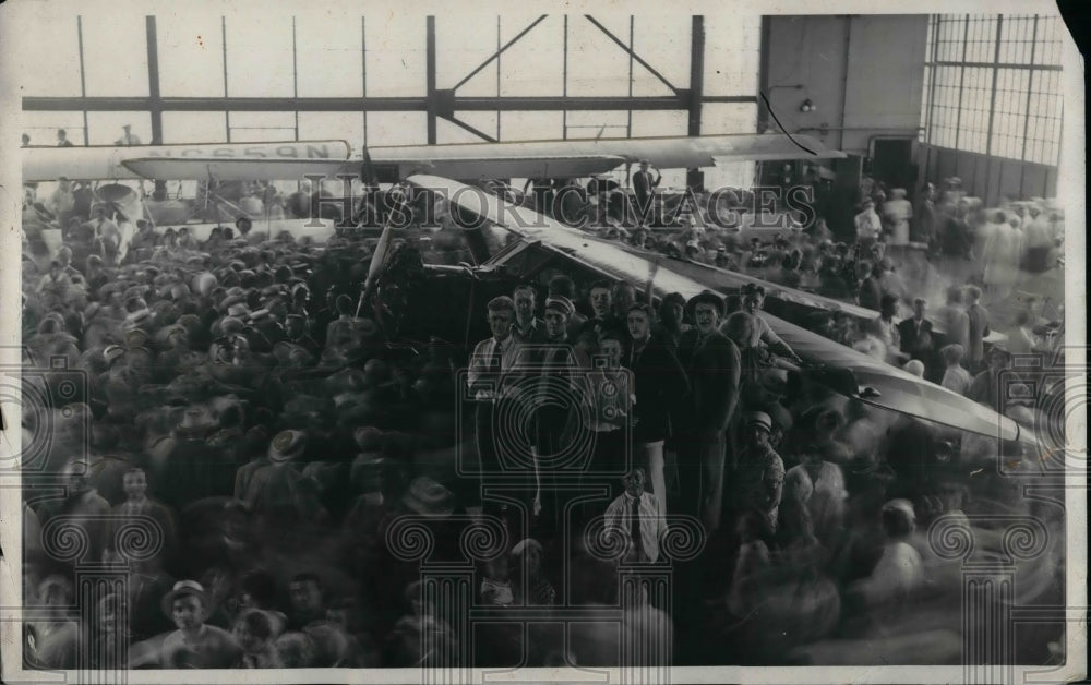 1930 Press Photo Crowd Standing Inside Garage In City Of Chicago - nea28075 - Historic Images