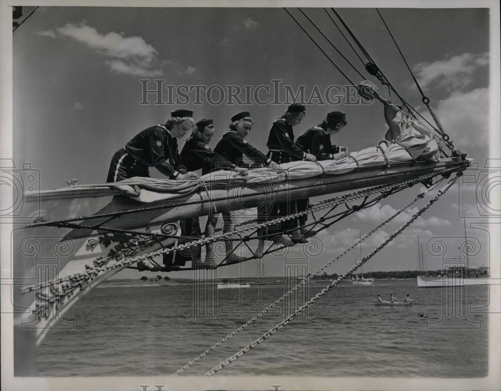 1938 Press Photo Four Teen Girl Mariners &amp; Four Adult Mates on the &quot;Yankee&quot; - Historic Images
