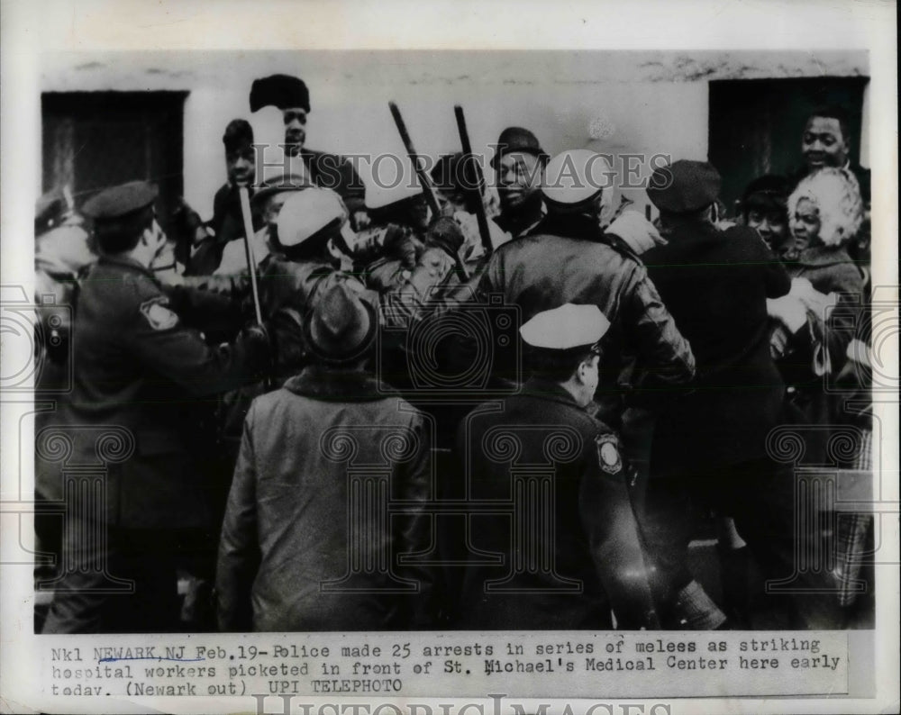 1968 Press Photo 25 Arrests Striking Hospital Workers of St Michael&#39;s Medical Ce - Historic Images