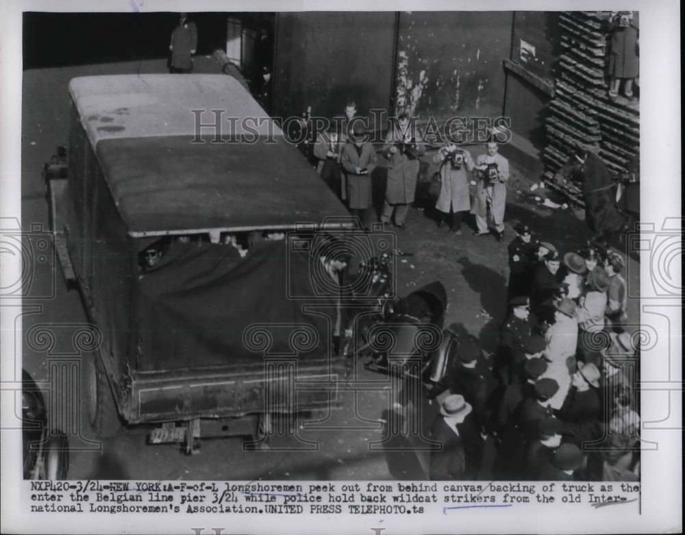 1954 Press Photo American Federation Of Labor Longshoremen Peek From Canvas-Historic Images
