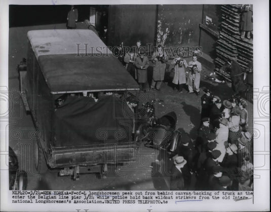 1954 Press Photo American Federation Of Labor Longshoremen Peek From Canvas-Historic Images