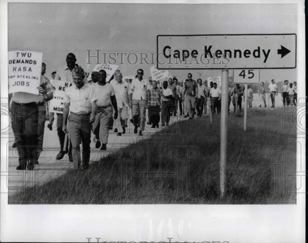 1969 Press Photo Members Of Transport Workers Union Picket At Cape Kennedy - Historic Images