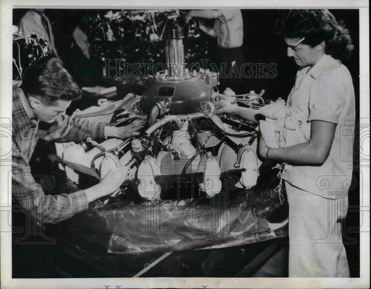 1942 Silica Gel,a crystallized mineral w/c absorbs moisture protects - Historic Images
