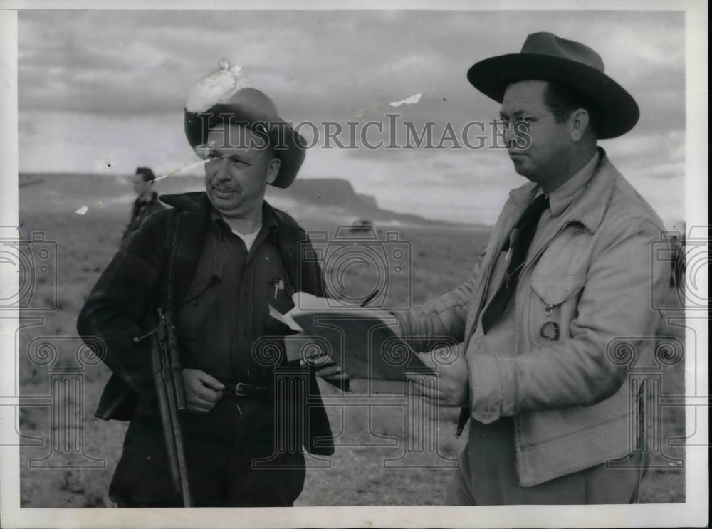 1945 Press Photo Lee Boyer &amp; Vance White out on the Buffalo range testing the - Historic Images