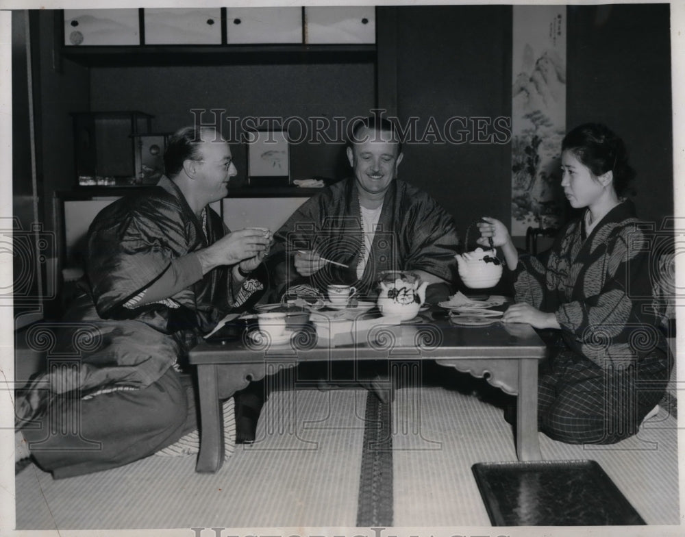 1945 Tom Shafer &amp; Harold Smith having breakfast at Taigetsu Hotel - Historic Images