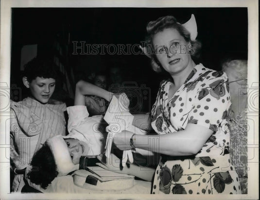 1944 Press Photo William Allen Seaton show his certificate to her mother - Historic Images