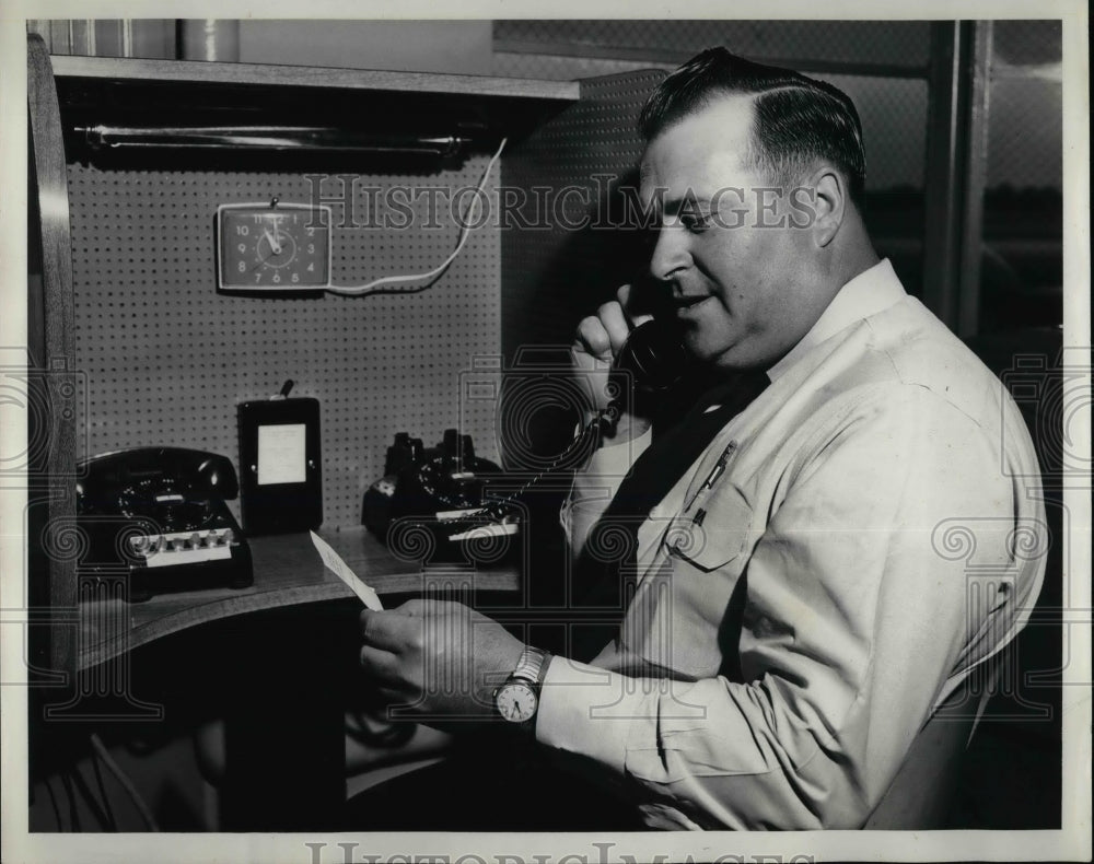 1961 Press Photo Larry Smith flight information coordinator for TWA making - Historic Images