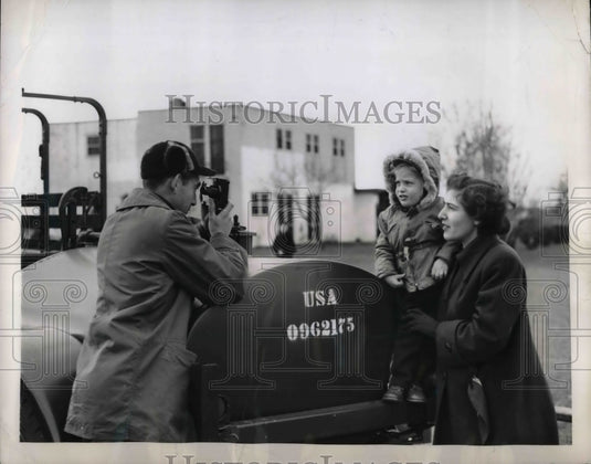 1949 Press Photo Isidore Sakowitz Checks Chlorine Content Of Water - Historic Images