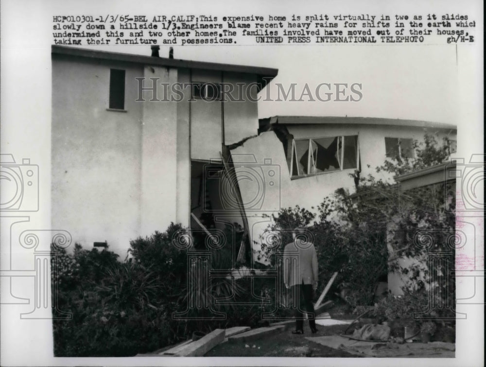1965 Press Photo Part of house slides down a hillside in Bel Air, California - Historic Images