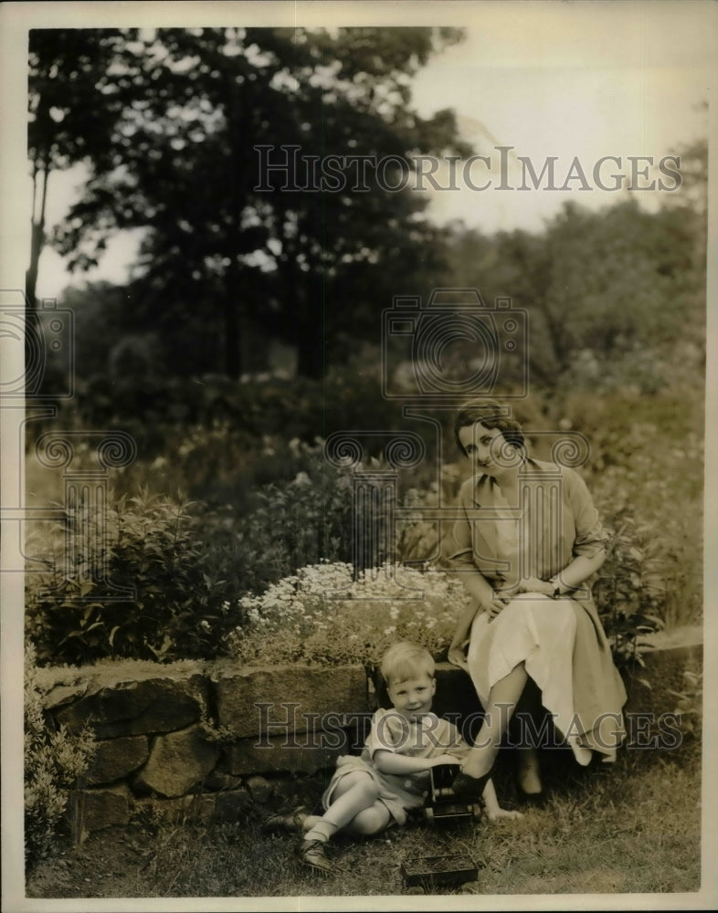 1931 Pianist Kathleen Stewart with nephew Waler - Historic Images