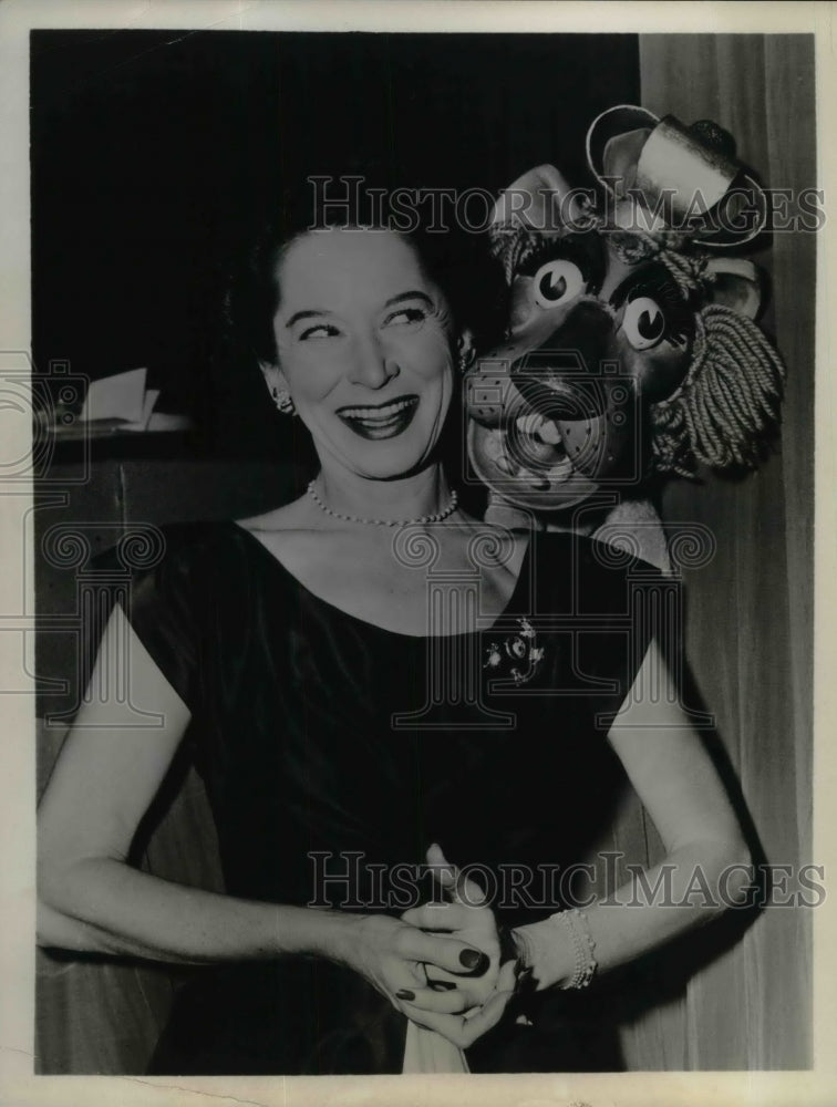 1953 Press Photo Entertainer Kathryn Murray &amp; a puppett - Historic Images