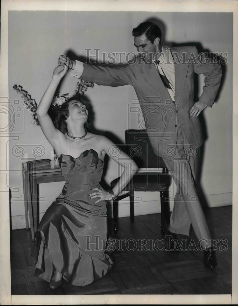 1948 Press Photo Mignon MacLean &amp; Tommy Dowling do a Swiss folk dance - Historic Images
