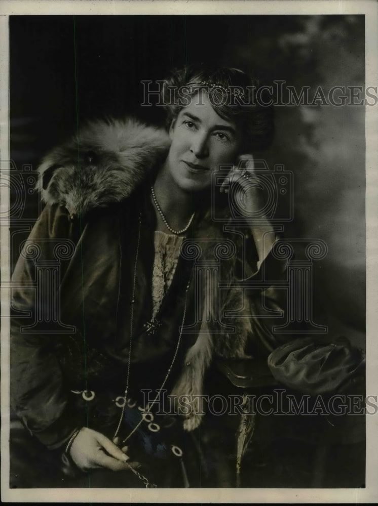 1925 Mrs. Montieth Erskine, wife a member of British Parliament - Historic Images