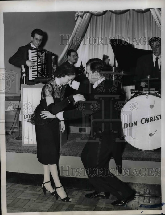 1946 Blanche Selcow, Edwin Pierce, Hotel Victoria in New York - Historic Images