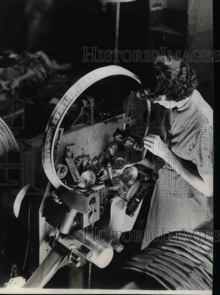 1938 Press Photo Rubber manufactured into tires in the US-Historic Images