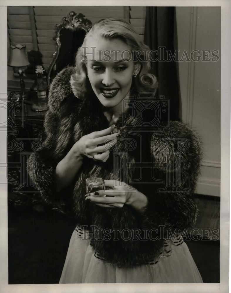 1940 Press Photo Fashion furs &amp; perfume on a model - nea29683-Historic Images