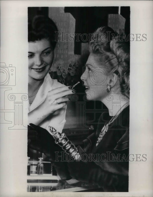 1948 Press Photo Fashion models with new perfume fragrances-Historic Images
