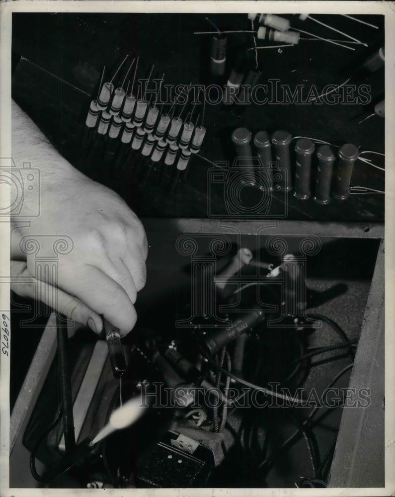 1941 Press Photo Researcher Installs Resister In Micro Micro Ammeter - Historic Images