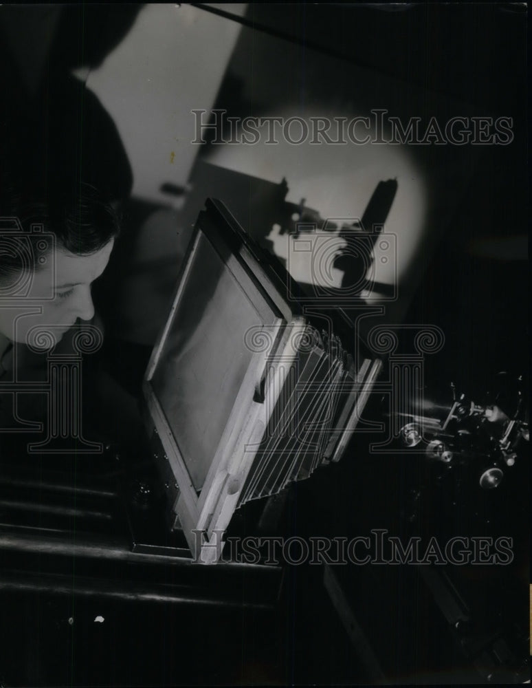 1941 Press Photo Mildred Ferguson, Westinghouse Research Technician Magnifies - Historic Images